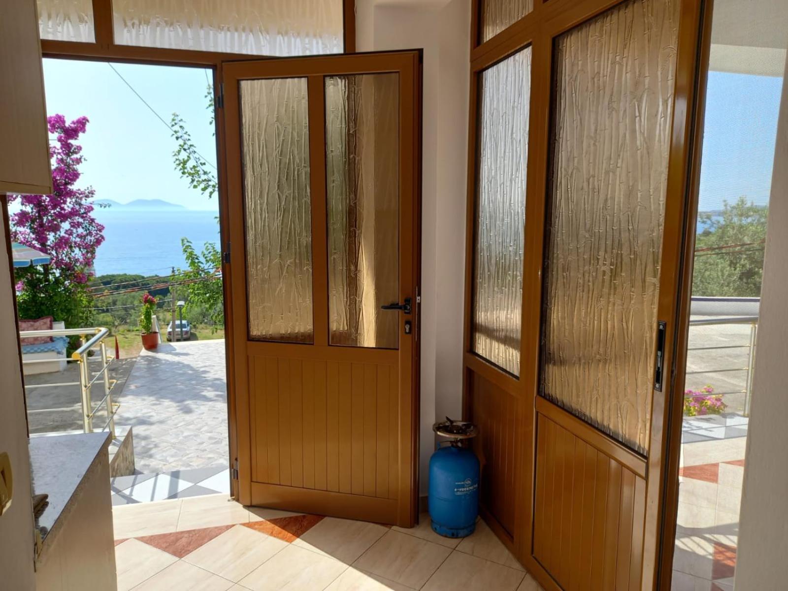 Sea View Apartments Vlorë Esterno foto